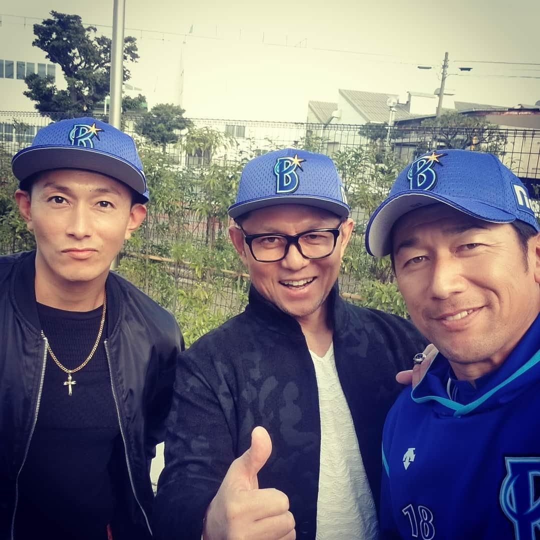 黒石高大のインスタグラム：「オレの野球少年時代はマシンガン打線の無敵のベイスターズに皆憧れてた 野球教室に三浦大輔さんが来てくれた時 うわーハマの番長きたー 嬉しーって皆で喜んでた そんなスーパースターにベイスターズ帽子もらった 三浦さんアニィありがとうございます押忍 #横浜ベイスターズ #横浜denaベイスターズ #三浦大輔 #的場浩司」