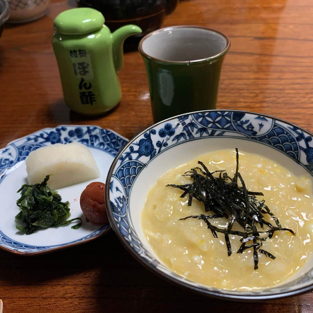 内田美希さんのインスタグラム写真 - (内田美希Instagram)「主人が誕生日祝いで「かに本家」へ連れてってくれたー！！！ マジで美味しかった(*´꒳`*) 本当に美味しかった(*´∇｀*) 蟹はどんな料理でも生きるね！ 幸せな気分になったわ。  蟹料理の中で、店員さんが作ってくれた雑炊が1番好きかも(笑) その次は、蟹すきと蟹刺身。 他にも色々ってか全部美味しかった！  主人もご満悦だったから、 来年からお互いの誕生日はかに本家かも(笑)  #札幌かに本家 #札幌かに本家八事店 #カニすき #誕生日ご飯ありがとう #誕生日」11月11日 21時34分 - miki_uchida