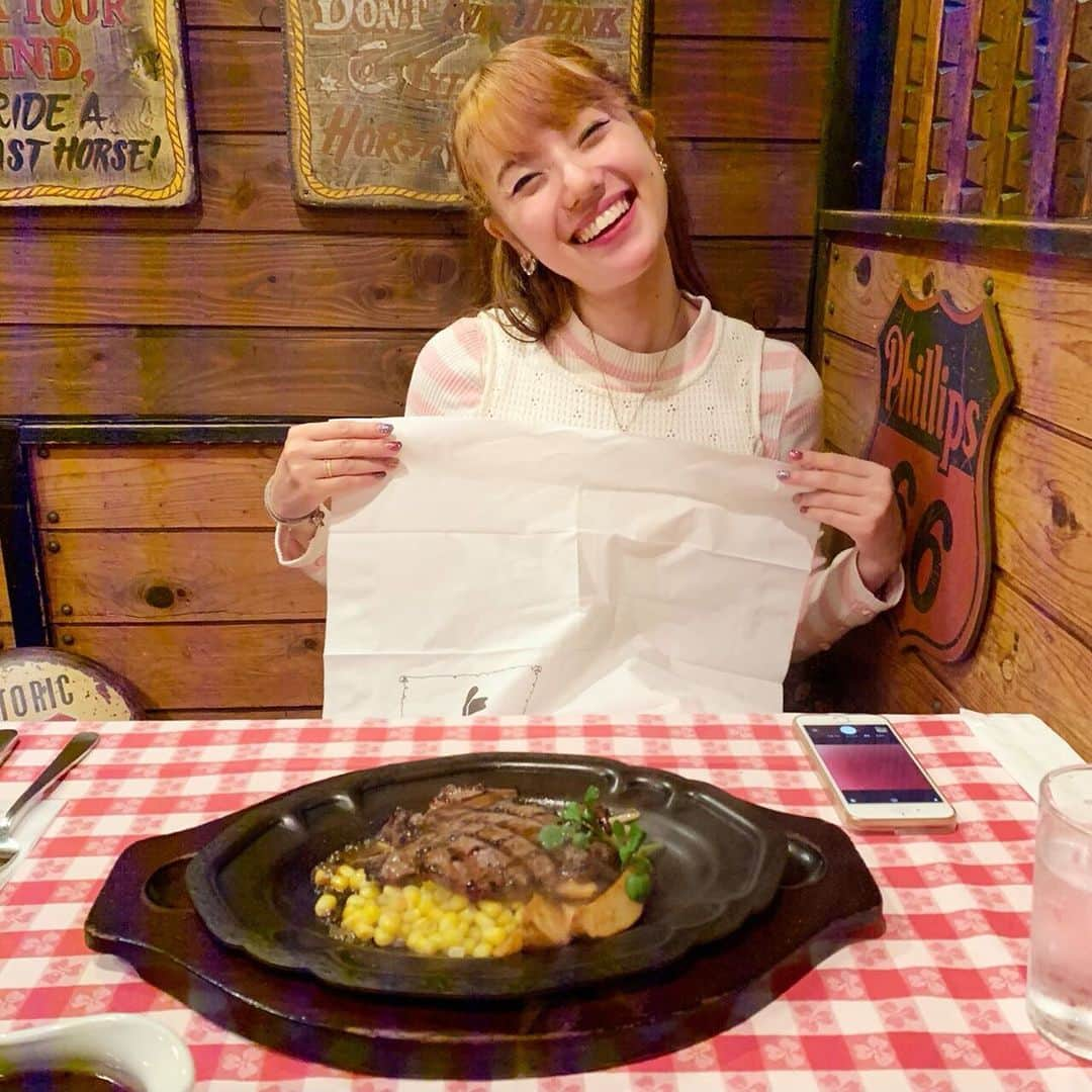 愛水せれ奈さんのインスタグラム写真 - (愛水せれ奈Instagram)「美味しすぎました✨😆✨ . あのステーキ🥩、なんなんでしょう⁉︎😍 あのタレ、なんなんでしょう⁉︎😍 ラストのガーリックライス🍚、なんなんでしょう⁉︎😍 . 美味しすぎて、 #疑問 しか生まれなかったです爆 . 紹介してくれた#幼なじみであり#親友 に感謝✨🙏✨ 本当にありがとう❤️❤️❤️ . . #ザカウボーイハウス  #食べログ 3.66 #軽井沢 #中軽井沢 #ステーキ #ガーリックライス」11月11日 21時27分 - airi.aaari.aimi