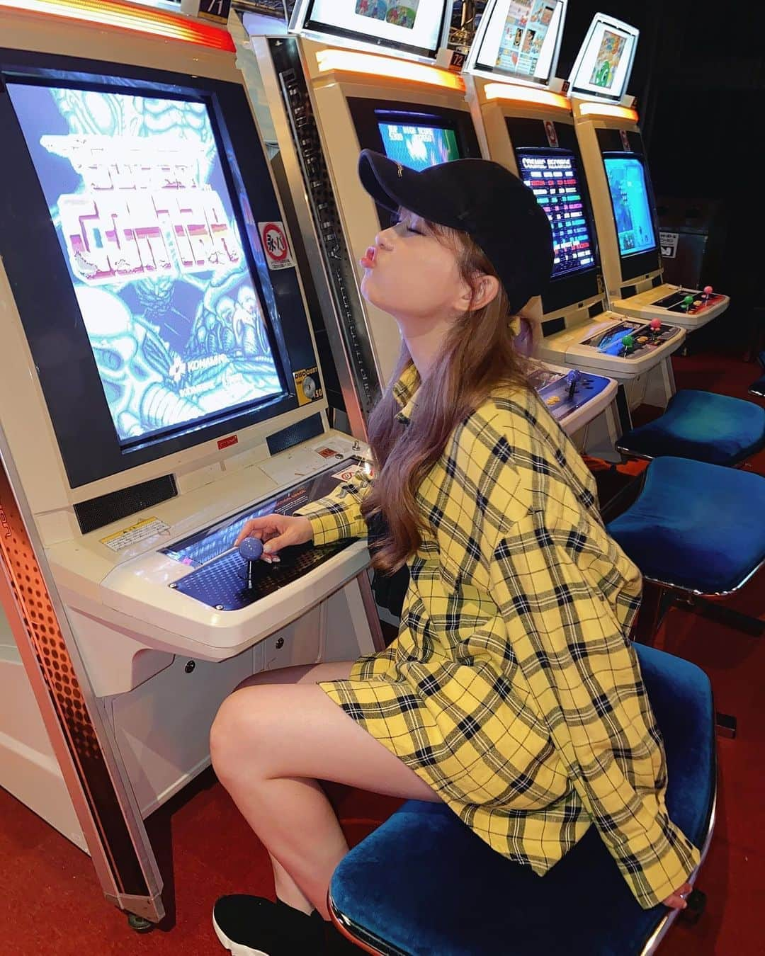 重盛さと美さんのインスタグラム写真 - (重盛さと美Instagram)「「重盛ちゃんとゲームセンター」  黄色のチェックのやつ🔫🌼 @milaowen_official  おNewのキャップ🧢👾 @balenciaga」11月11日 21時28分 - satomi_shigemori