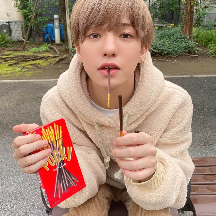 こんどうようぢさんのインスタグラム写真 - (こんどうようぢInstagram)「なあ、いる？  #ポッキーの日  #ポッキー  #こんどうようぢを教え隊  #요우지스타그램」11月11日 21時29分 - kondoyohdi