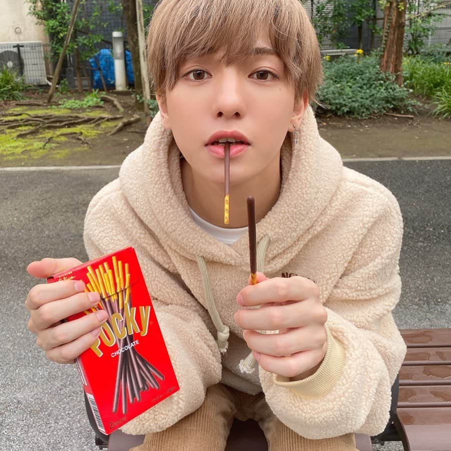 こんどうようぢのインスタグラム：「なあ、いる？  #ポッキーの日  #ポッキー  #こんどうようぢを教え隊  #요우지스타그램」