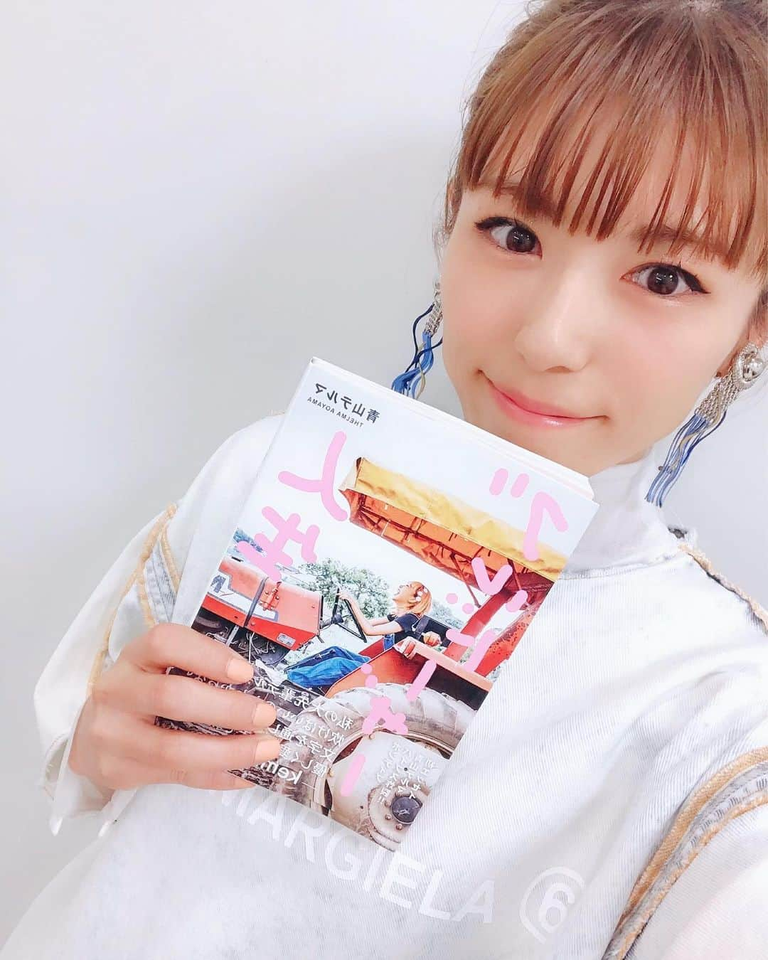 若槻千夏さんのインスタグラム写真 - (若槻千夏Instagram)「@thelmaaoyama ちゃん ありがとう〜🌈🌈🌈🌈 早速読んだ！ #ポジティブな言葉がたくさん詰まった本 #🥺❤️」11月11日 21時43分 - wakatsukichinatsu