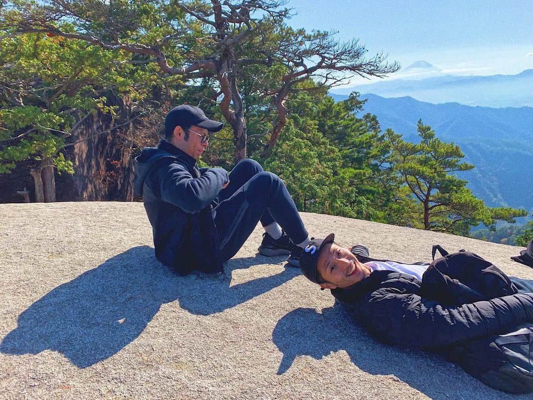 山川就史のインスタグラム：「高所恐怖症だとわかりました。  #jj #tflers #japan #弥三郎岳 #高所恐怖症 #笑えない #足小鹿状態 #表情の差 #3枚目 #エアペイのCM #じゃもういいですぅ〜」