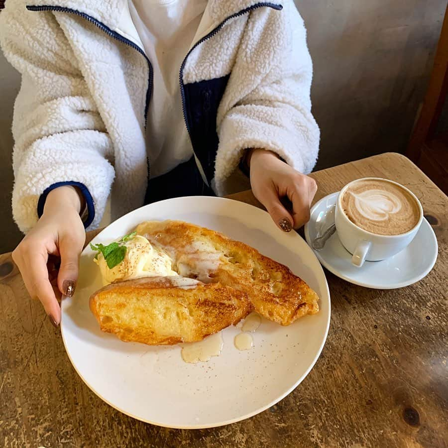 りょうくんグルメさんのインスタグラム写真 - (りょうくんグルメInstagram)「【下北沢　okidokei】 本気のフレンチトースト😏 ㅤㅤㅤㅤㅤㅤㅤㅤㅤㅤㅤㅤㅤ 📖本気のフレンチトースト(¥800) ドリンクセット(¥300) アイスアールグレイ(¥500) ㅤㅤㅤㅤㅤㅤㅤㅤㅤㅤㅤㅤㅤ  表面パリッと中はふわっと。 蜂蜜がめちゃうまあ！！！ 中まで程よく染みていて、表面のパリッと食感と中のやわらかさがいい感じ！全体的にパリッとじゃなくて、端っこの部分になるにつれてパリッと食感。 ㅤㅤㅤㅤㅤㅤㅤㅤㅤㅤㅤㅤㅤ アイスと一緒に食べるとばかうまい。 サイズ大きめでシェアでちょうどいい。  つやっつやで見た目からそそる。 コーヒーやティーに合う甘さ！ まじカフェ休憩にぴったり！ ㅤㅤㅤㅤㅤㅤㅤㅤㅤㅤㅤㅤㅤ 店内も雰囲気良くて最高 かかってる音楽もいいしオシャレ。  Theオシャカフェって感じ。 ㅤㅤㅤㅤㅤㅤㅤㅤㅤㅤㅤㅤㅤ 隣の席の人が食べてたランチも美味しそう。 下北沢にありそうでなかった居心地のいいカフェ。 ちな夜カフェもできる。 ⠀ 分煙。 女性と男性比率半々だから男性1人でも入りやすい雰囲気。 店員さんも優しい。 ㅤㅤㅤㅤㅤㅤㅤㅤㅤㅤㅤㅤㅤ フォロワーの子から超オススメされたお店！ みんなもフレンチトースト食べに行ってきてな〜 ㅤㅤㅤㅤㅤㅤㅤㅤㅤㅤㅤㅤㅤ  東京都世田谷区北沢2-25-13 カザマビル 2F」11月11日 21時38分 - uryo1113