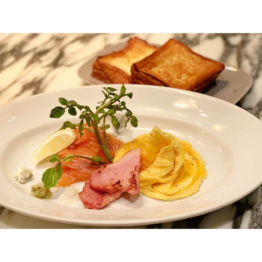 中田奈沙さんのインスタグラム写真 - (中田奈沙Instagram)「Sunday brunch🥚🍴 Talked about Hawaii🌴 With @sakikohawaii @yuki_nakada1013 いつかの日曜日🙂 恵比寿の《M HOUSE》で ハワイについて語った日☺️ マイシスターよ、元気にやっとるかー？ * #奈沙ログ #奈沙ログin恵比寿 * * #brunch #lunch #sunday #weekend #mhouse #ebisu #salmon #eggs #scrambledeggs #frenchtoast #foodie #foodstagram #instafood #foodgasm #foodporn #foodpic #グルメ #カフェ #ブランチ #ランチ #恵比寿 #日曜日 #週末 #サーモン #スクランブルエッグ #フレンチトースト #エムハウス」11月11日 21時39分 - nasa_nakada