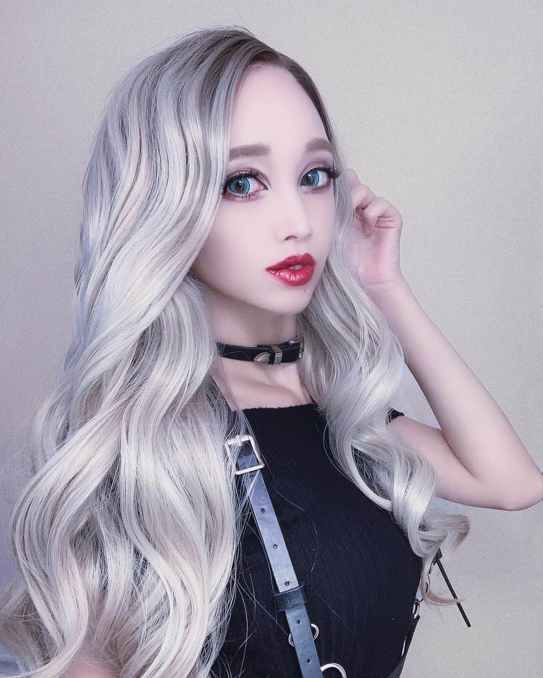 okamotosayaka のインスタグラム：「🦄🦄🦄 . . . . . . . . . #hairstyle#wig#longhair#makeup#fashion#redlip#choker#knit#ウィッグ#ブロンドヘアー#ハイトーン#ヘアスタイル#ロングヘア#巻き髪#ファッション#カラコン#メイク#チョーカー#ハーネス#赤リップ#コーデ#ティアコン#レースフロントウィッグ」
