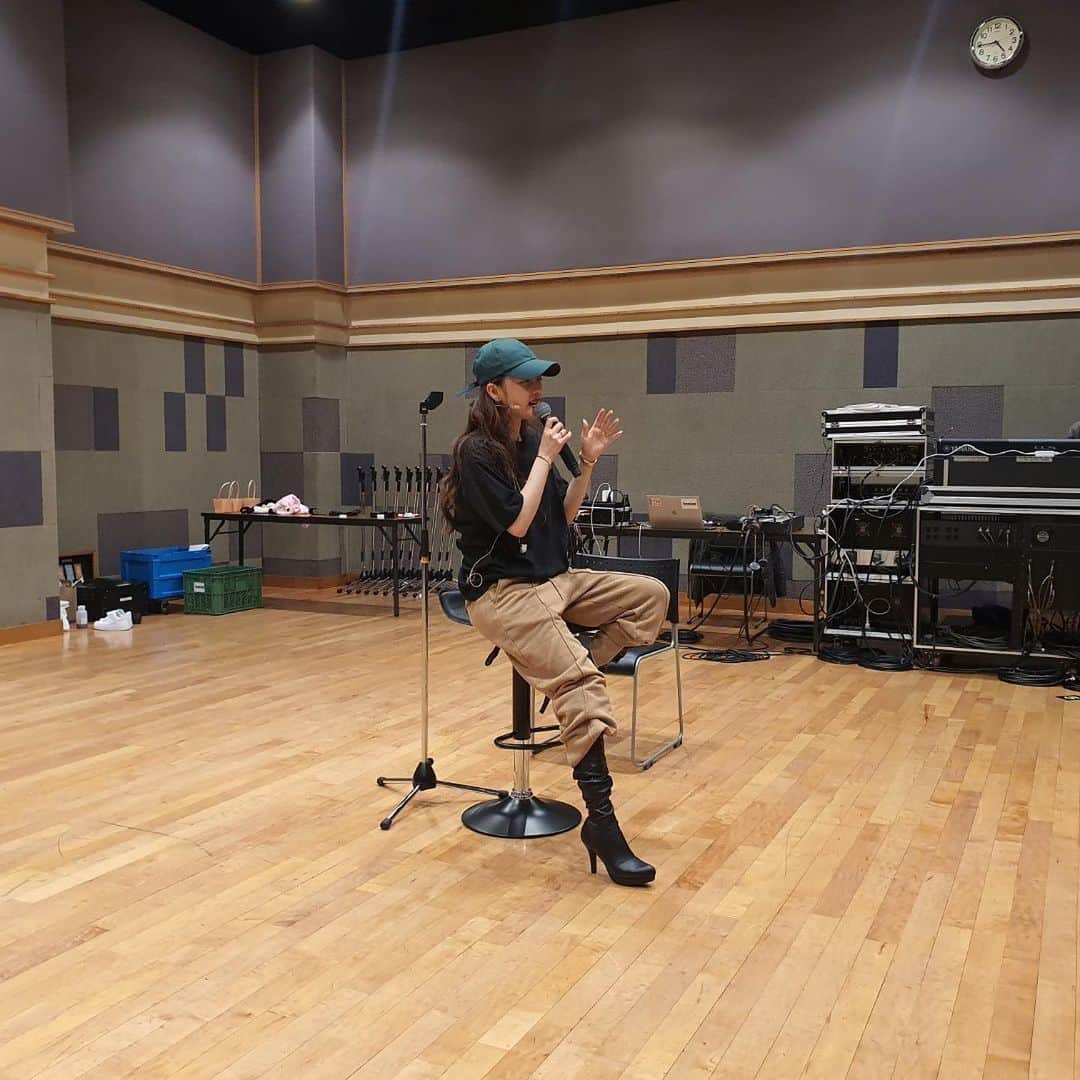 ク・ハラのインスタグラム：「いよいよ! HARA Zepp tour Hello  D-3 🙏💫👑」
