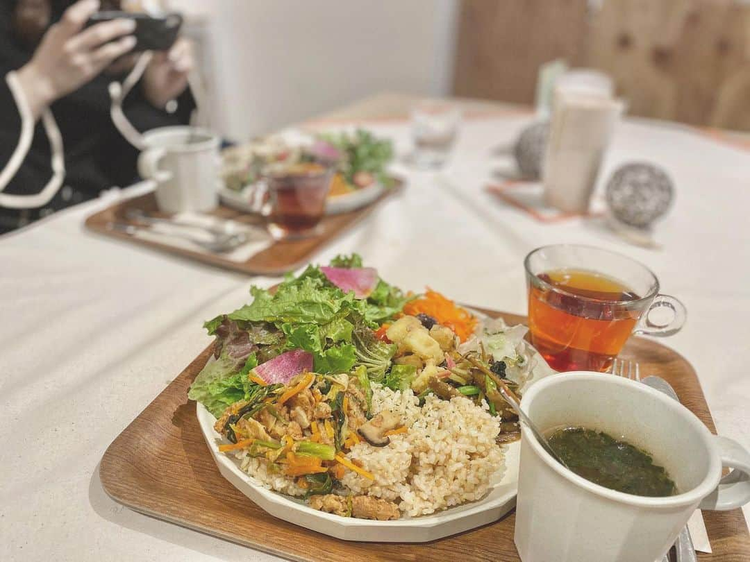 布川桃花さんのインスタグラム写真 - (布川桃花Instagram)「ずっと気になってた美腸活CAFE&GROCERYのL for Youで 久しぶりに会えた麻亜里ちゃんとランチ☕️ . 美腸活、発酵食品、グルテンフリー、食物繊維を ポイントとして腸内環境に良く添加物や保存料を できるだけ排除したメニューが豊富に揃ってる🥰 . 他にも腸内環境を整えて活性化させる発酵食品や グルテンフリー食品&スイーツ、 無農薬や有機野菜も買えるよ🌽 . 毎日行きたいくらいお気に入りになった🥺💕 . 🗣L for You 東京都港区南青山3-9-3 池上ビル 1F . #LforYou #lforyouaoyama  #momoka_gourmet #momoka_beauty」11月11日 21時41分 - momoka_fukawa