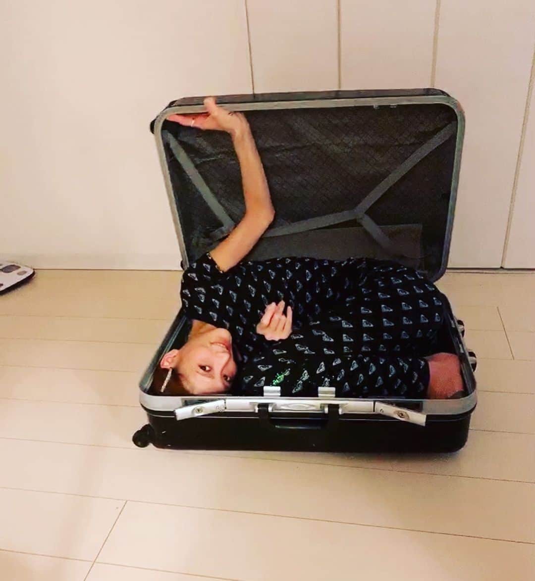 ささきえりさんのインスタグラム写真 - (ささきえりInstagram)「スーツケースin軟体😃 ・ ・ 167cmの身体をコンパクトに収納😃 ・ ・ 誰か旅行に連れてって！笑」11月11日 21時41分 - chaneri_ballet_style