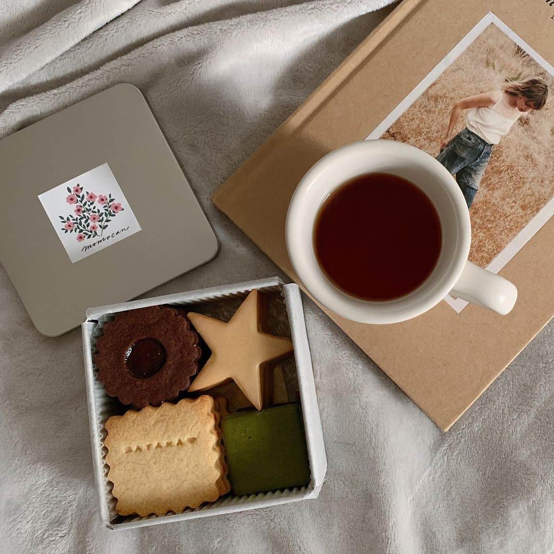 Sayakaのインスタグラム：「* 秋の夜長のお供☕️📚 楽しみにしていた #もも缶秋缶 🍁  チョコ生地のジャムサンドも抹茶のラングドシャも美味しかった〜❤️ 期間限定なので、あと一回は食べ納めしておきたい🤤💓 . . #instafood #instagood #foodstagram #cookies #momocan #namecookies #sweets #yummy #yum #sayakas_favorite #クッキー #もも缶 @momo_can14」