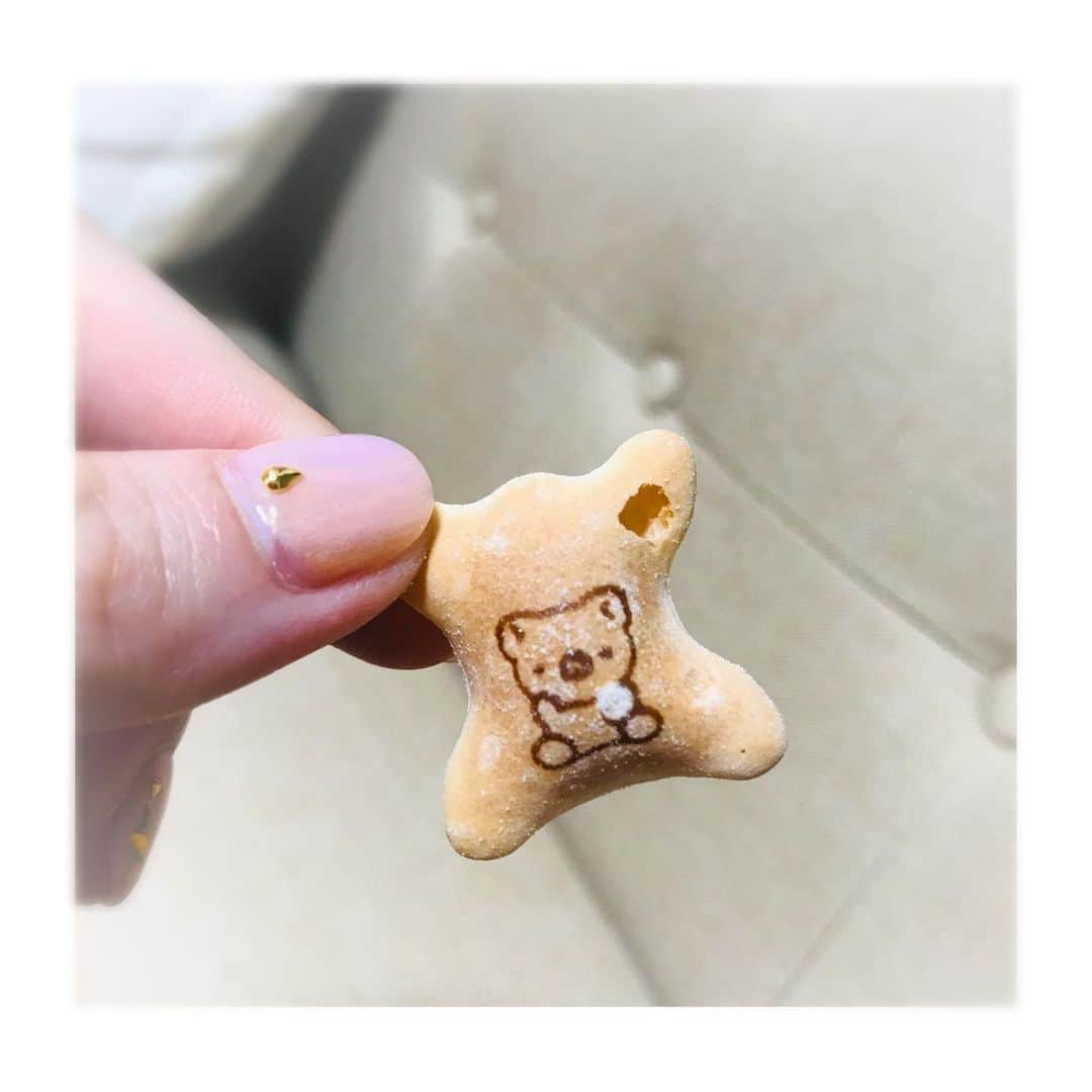 香音有希さんのインスタグラム写真 - (香音有希Instagram)「こんな余白のある状態の絵柄を見たことない‼︎と思って調べたら "子どもコアラ"という激レアキャラらしい、、、、 ･:*+.\(( °ω° ))/.:+ . . じわじわと嬉しさがきてる けっこうきてる . .  #コアラのマーチ  #この後美味しく食べました 　#レアキャラとか#嬉しくなっちゃうタイプです 　#シンプルチョコ味派」11月11日 21時46分 - kaonyuki_yukako