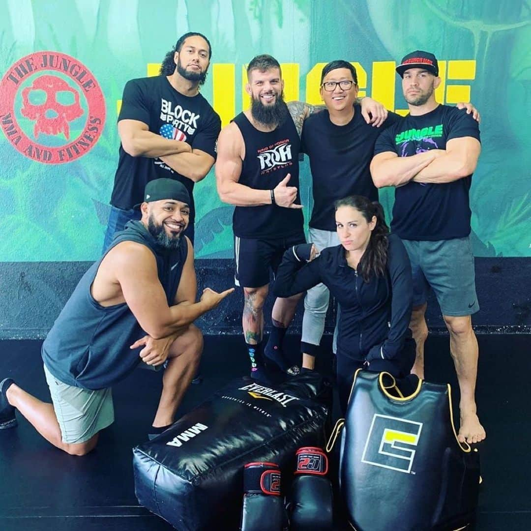 タウラ・フィフィタさんのインスタグラム写真 - (タウラ・フィフィタInstagram)「Thanks to @hellthyjunkfood for having us aboard .... “We linked up with good friends - Pro Wrestlers 🤼 and Gym owners 🏋️ - to compete against each other for our next calorie/consumption challenge... can you guess why we needed their support?! Our next video is going to be insane - keep them notifications on and be first!! Posting in the next 24 hrs. 💪” #hungry #workout #challenge #toosweet #bulletclub」11月11日 21時49分 - hiku_leo