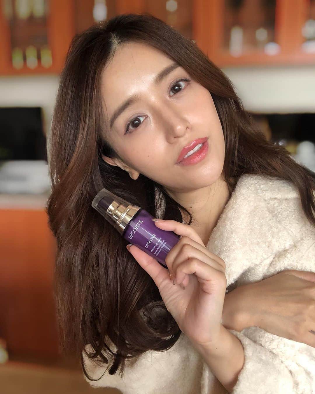のインスタグラム：「運命の赤い糸を引き寄せて、実力派コスメに出逢えた時。﻿ 女性として素直に幸せな気持ちになれる。﻿ ちょっとした武器を手に入れたような気分に。﻿ ﻿ 12時間潤いが続く美容液﻿ コスメデコルテの「モイスチュア リポソーム」﻿ ＠cosmedecortejp﻿ ﻿ 約0.1ミクロンの多重層リポソームカプセルで、﻿ 深く長い潤いを続かせる美容液。﻿ ﻿ この季節。﻿ 朝どんなに保湿に時間をかけても乾燥してしまう。﻿ 私は特に口の横とか頰が弱めで...😢﻿ これを使うと肌の乾いたところを﻿ 徹底的に保湿してくれます。﻿ ﻿ しっかりとした手応えが感じられて﻿ 朝起きたお肌の感触でまさに運命かなと✨﻿ “運命の赤い糸”をイメージした限定パッケージが﻿ はっとする程ロマンティック❤️﻿ ﻿ キャンペーン情報を載せておきますので﻿ 是非チェックしてみて下さいね。﻿ ﻿ ---------------------------﻿ ■プレゼント商品﻿ コスメデコルテ モイスチュア リポソーム﻿ サンプルセット﻿ ・モイスチュア リポソーム（美容液）6mL﻿ ・モイスチュア リポソームマスク1枚﻿ ■応募方法﻿ コスメデコルテ公式Instagramアカウント﻿ ＠cosmedecortejpをフォロー後﻿ 運命の赤い糸が感じられるお写真に﻿ 指定のハッシュタグ、「#MyDecorteMoment」「#MoistureLiposome」と﻿ あなたにとって大切な方のアカウントをタグ付けて投稿して頂くと応募が完了致します。﻿ ■Instagramから応募する場合の応募期間﻿ 2019年11月1日（金）〜2019年11月30日（土）﻿ ■キャンペーンサイトから応募する場合の応募期間﻿ 2019年11月1日（金）～2019年12月25日（水）﻿ ﻿ #MyDecorteMoment﻿ #MoistureLiposome﻿ #DECORTE #コスメデコルテ」