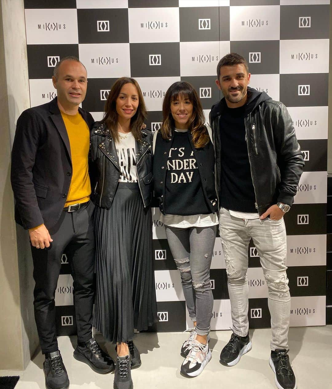 ダビド・ビジャさんのインスタグラム写真 - (ダビド・ビジャInstagram)「Enhorabuena amigos!!! 👟🤙🏻 🇯🇵 #MikakusJapanopening @andresiniesta8 @annaortiz34 @joel_borras81 @mikakus」11月11日 22時00分 - davidvilla