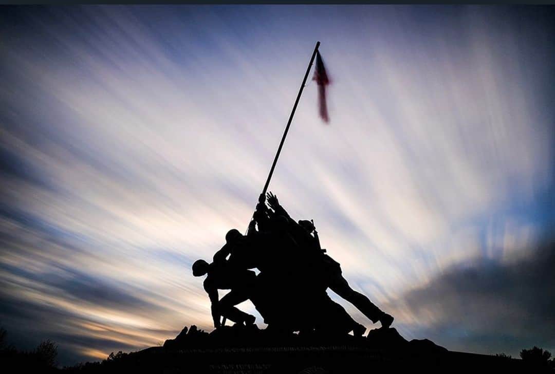 イヴァンカ・トランプさんのインスタグラム写真 - (イヴァンカ・トランプInstagram)「This #VeteransDay, we honor all who have served our great nation.  These American heroes have defended the freedoms and liberties that we hold dear through their service and sacrifice.  May God protect all who serve and may God bless the United States of America. 🇺🇸 Photo: @JDavidAke @AP」11月11日 21時53分 - ivankatrump