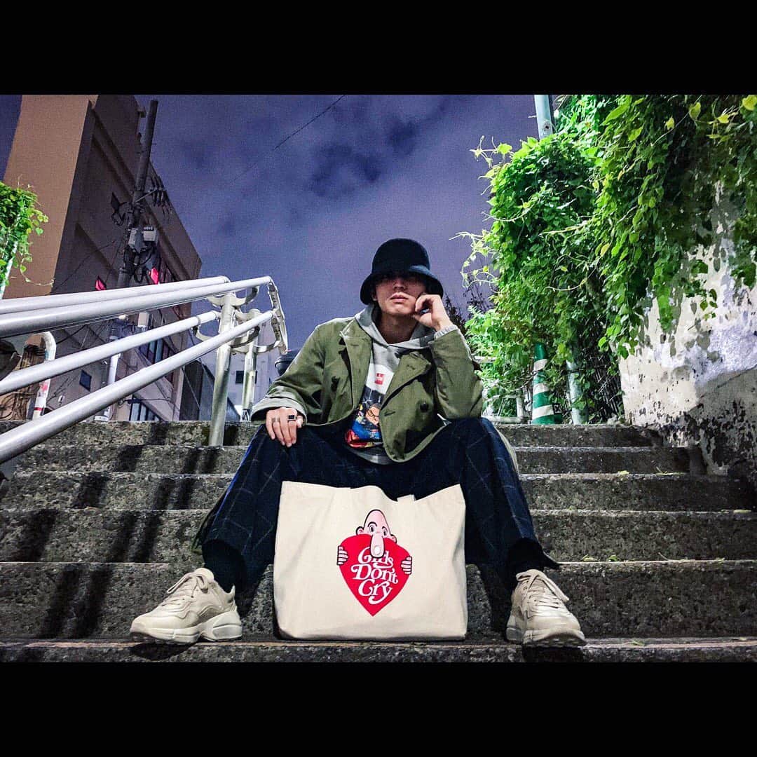のインスタグラム：「やっと寒くなってきた！ 新しい靴。 新しいトート。 新しい帽子 新しいコート。  #ootd #kangol #verdy  #girlsdontcry #powerssupply  #gucci #portrait #portraitphotography  Photo by Minoru.」