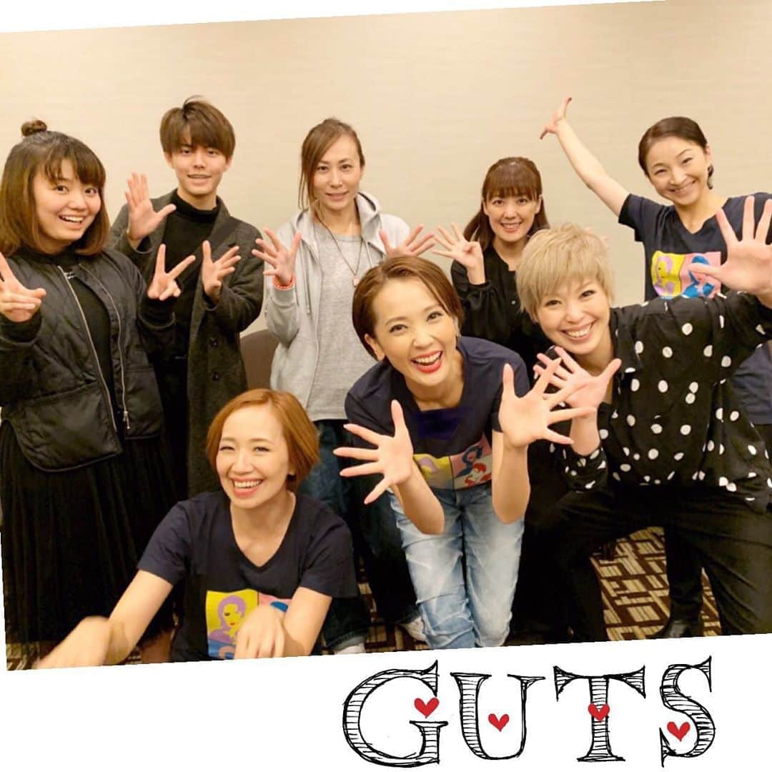 貴千碧のインスタグラム：「沢山の方々の支えのおかげで。 又１つ。最高のステージに立たせて頂きました。ファンの方々の熱い思い、サポートして下さる周りの方々の熱い思い、そしてあやさんの「GUTS」が大きな愛の塊になって溢れた空間でした。 チームGUTS✨ あやさんの思い出の一ページに携わらせて頂けたこと、私自身も最高の思い出が新たに生まれました。 私は起こりうる全てのことは偶然のような必然だと思っています。 奇跡のようなシンクロニシティにご縁を繋いで頂けた。この機会、場所、空間と人、ナンバー、全ての出会いに心から感謝をした1日となりました。  あやさんは沢山のファンの方、そして宝塚時代の仲間の方々に愛されています。芸能界という華やかな世界で素敵な出会いをされ着実に一歩一歩階段を登られているあやさん。 これからのあやさんも引き続き応援させて頂くと同時に私もあらためて自分の周りにいて下さる皆様に心から感謝した1日でした☺️🙏 それにしても…誰かの心情をダンスで表現するというのは最高に贅沢であり本当に楽しい。昨日もやっぱり踊ってる時に目の前に広がっている物語の中の景色は最高に幸せなものでした。 . . 貴千不在中、宝塚阪急百貨店で販売員を引き受けてくれた鷺世燿ちゃん。 3日間本当に本当にありがとうございました‼️‼️そして不在中も宝塚阪急百貨店まで足をお運び下さいました皆様、心からありがとうございました‼️‼️ . . どんな場所で販売させて頂いていても私と両親が作っている喜昆布をお買い上げくださる全ての皆様、心から感謝の気持ちを込めまして…. . .  本当にありがとうございました☺️🙏 今日も沢山の方が宝塚阪急百貨店に訪れてくださいました🥰そして昨日観に来てくださった方々まで‼️ 幸せだ😭😭✨ . . . #最高の思い出 自分の周りにいてくださる方々が幸せでいて下さることが結果自分の#幸せ」
