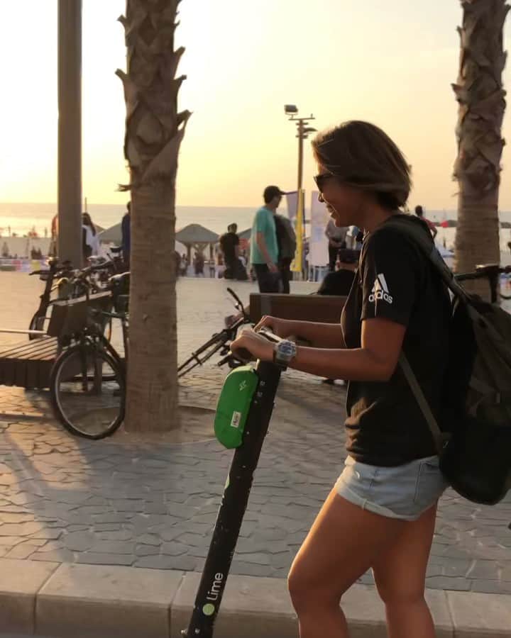 浦田景子のインスタグラム：「移動手段は電動キックボードLime。 slowly slowly🐢  #beachvolley#telaviv#lime #ローラースルーゴーゴー  #安全運転」