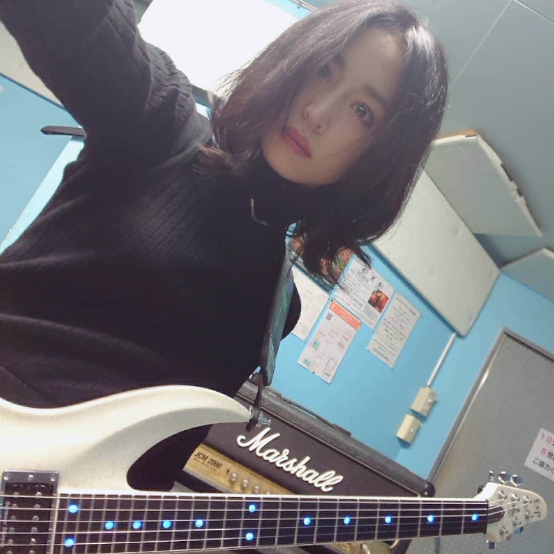 Yukiさんのインスタグラム写真 - (YukiInstagram)「studio time 🎸  みんな明日の「うたコン」見てね！ NHKで夜7:57から！  #D_Drive #yuki #marshall #esp #guitar #うたコン」11月11日 21時59分 - d_drive_gt_yuki