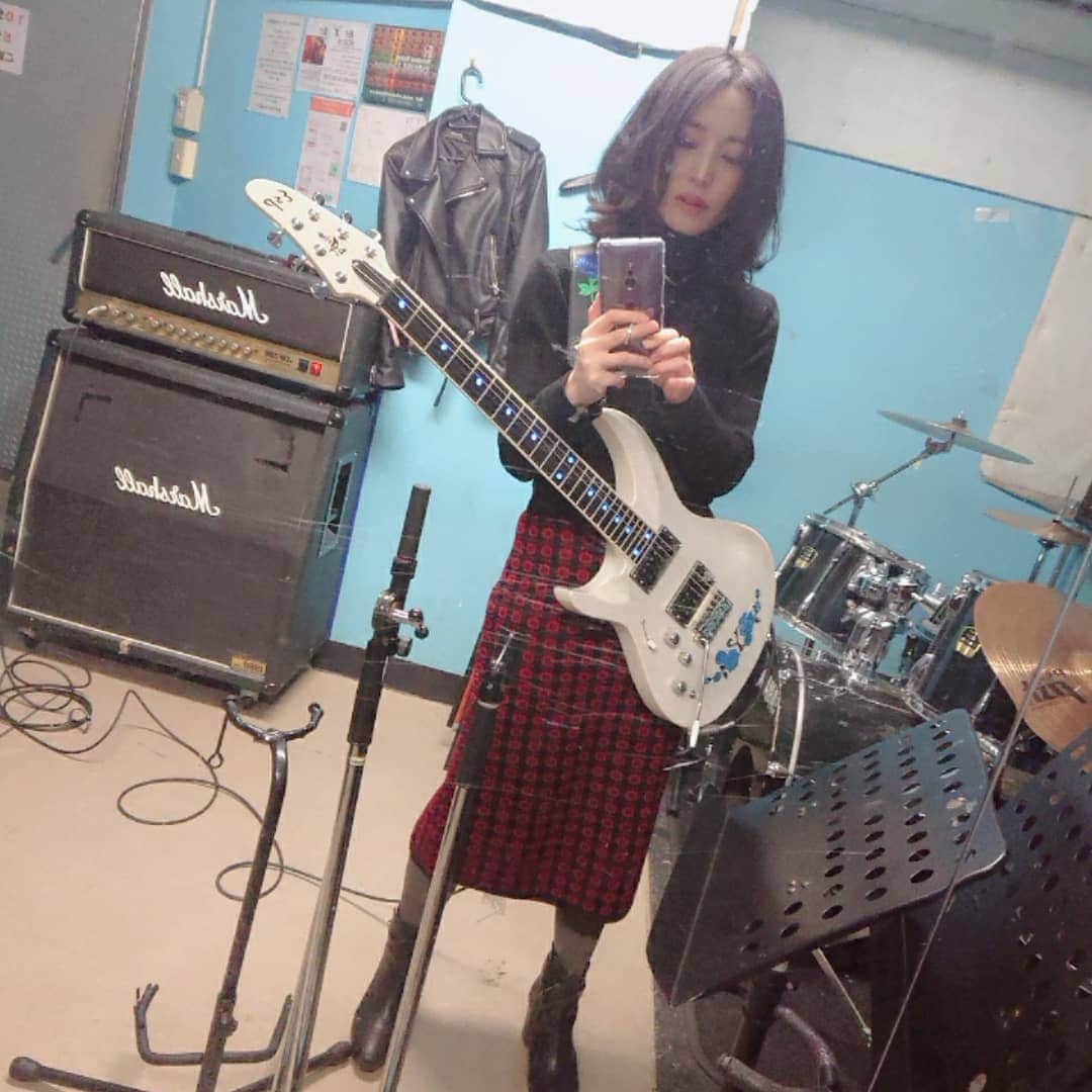 のインスタグラム：「studio time 🎸  みんな明日の「うたコン」見てね！ NHKで夜7:57から！  #D_Drive #yuki #marshall #esp #guitar #うたコン」