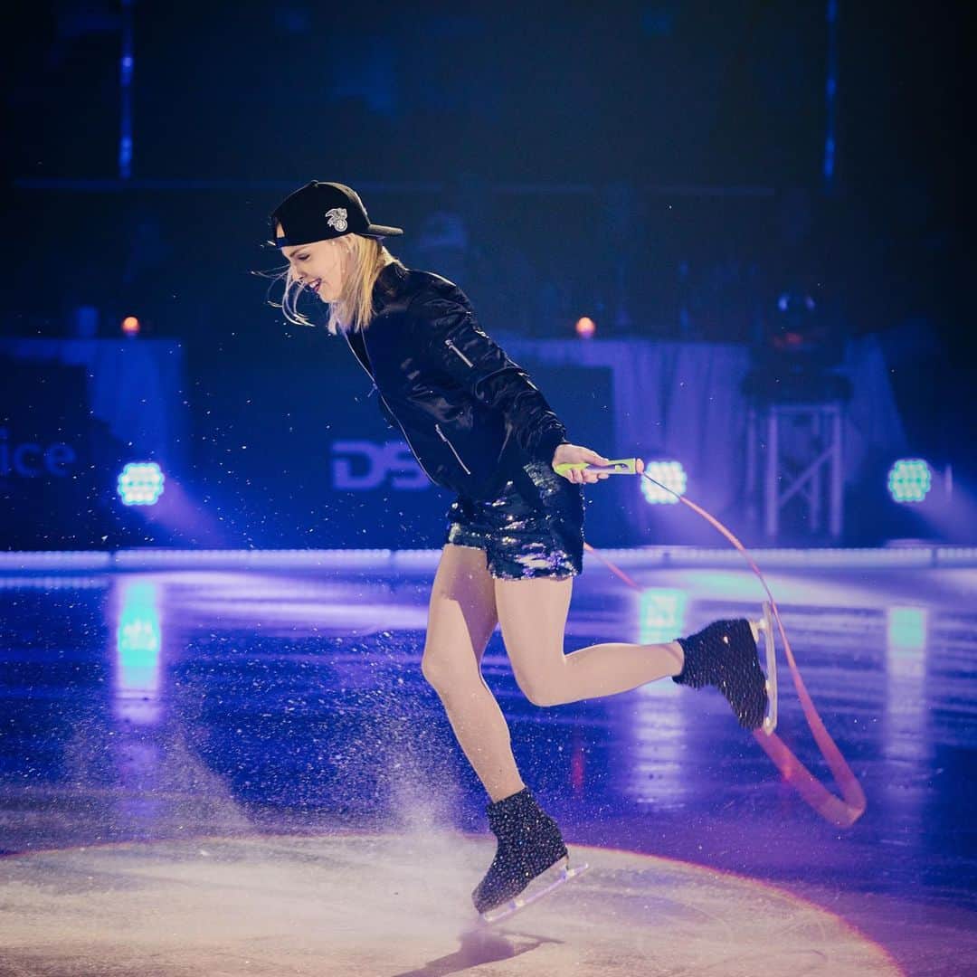 キーラ・コルピのインスタグラム：「It’s Monday, let’s have a kickass week!!💥❤️ Maybe try (carefully) skipping rope on the ice, if you haven’t tried it yet?🤪」