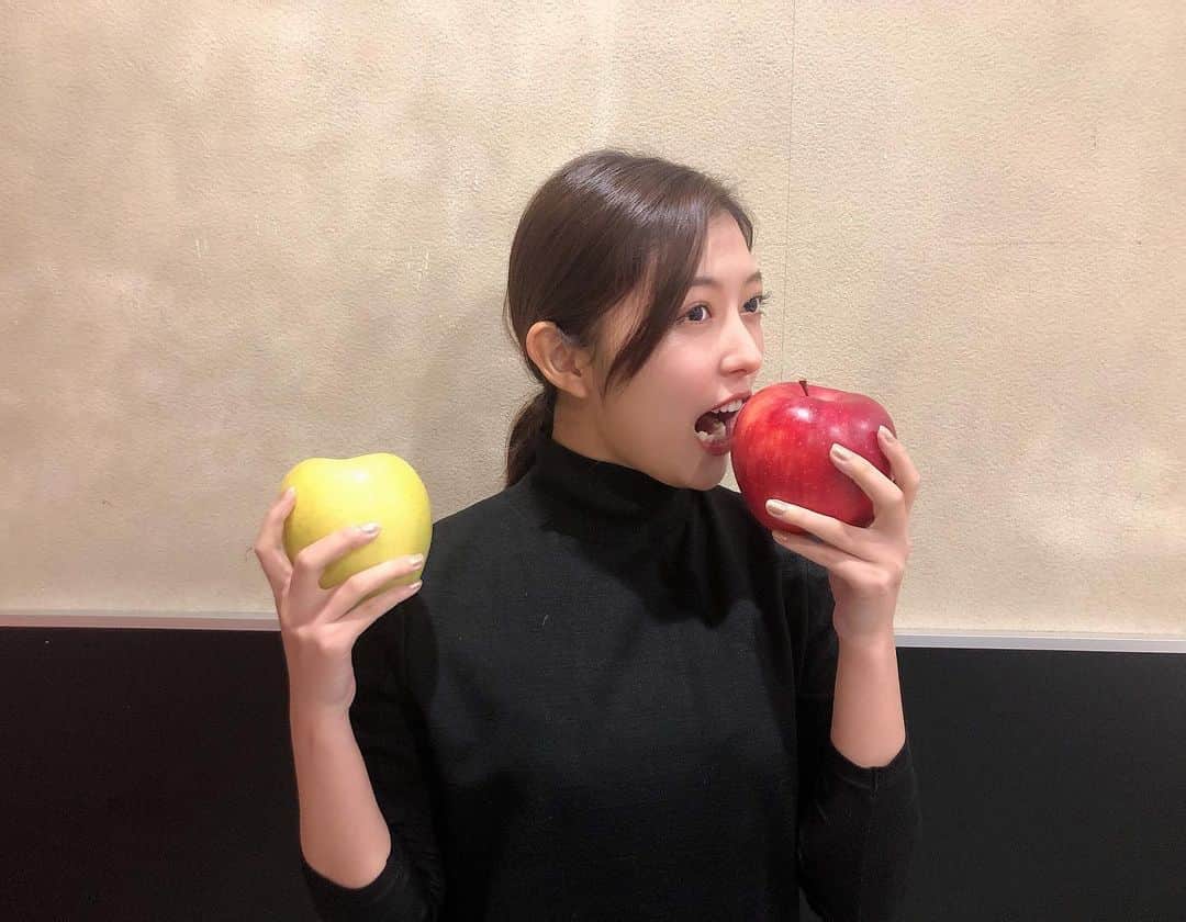 野乃さんのインスタグラム写真 - (野乃Instagram)「がぶ 長野の林檎たべました〜。 あまくて、おいしかったあ😋😋🍎 うーん丸噛りしたくなっちゃうね(笑) みんなは、皮ごと食べるタイプ？ しっかり剥くタイプ？？」11月11日 22時02分 - nonono_onaka