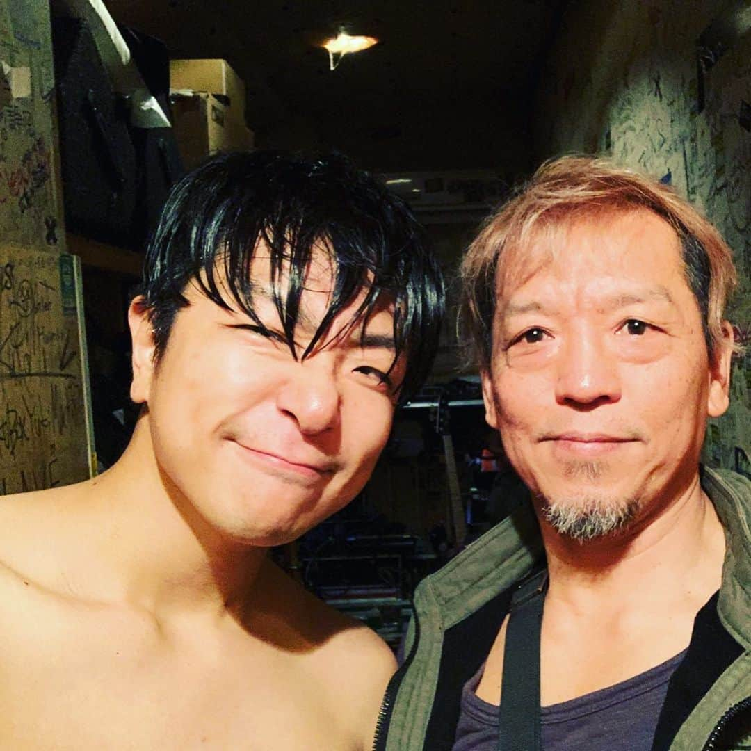 Shun さんのインスタグラム写真 - (Shun Instagram)「【名古屋〜静岡〜岐阜】 ・ ・ 書きたい想いがありすぎてキリがないからシンプルに。 ・ ・ KNOCK OUT MONKEYとG-FREAK FACTORYがそれぞれ誘ってくれた東海３県。新体制で３〜５本目のステージ。 ツアーの大事な大事な対バンの１枠に今のTOTALFATを選んでくれたこと、そこに俺らが立つステージがあること、それが何よりありがたくて尊くて幸せです。 ・ 俺らがやることはステージの上で今できる全てを懸けて最高のライブをぶつけることそれだけ。それを観た奴が一言「最高だ！」って言わせられるかどうかなんだ。 ・ ・ 新しいTOTALFATはどうだい？ 俺ら半端なく充実してるわ🔥各地で待っててくれてるやつら、期待して準備運動宜しく💪🏻 ・ ・ G-FREAK FACTORY茂木兄貴、誕生日おめでとうス🤘🏻これからも共に走っていきましょう❗️ ライブに駆けつけてくれた先輩方もアザス&押忍❗️」11月11日 22時05分 - totalfat.shun