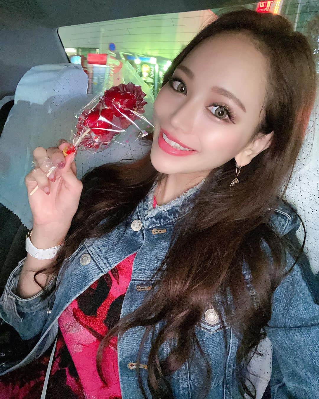 のインスタグラム：「. いちご🍓🍓飴が欲しくて🐰💖 初めて酉の市の中に入ったぁ😆😆 人がたくさんいてすぐ帰っちゃったけど 声かけてくれた女の子がいて嬉しかったな💕 ありがとうございました🐰💖 .  YouTubeで『桜ゆみ ジェントル』で検索してね🕵️‍♂️‍♀️🔎 https://youtu.be/bKlOpuvhjlU #酉の市 #酉の市2019 #一の酉 #花園神社 #花園神社酉の市  #新人YouTuber #ユーチューバー #newyoutubers  #maisondebeaute #メゾンドボーテ #歌舞伎町 #キャバクラ #キャバ嬢 #gentlemanzclub #ジェントルマンズクラブ #ジェントル #桜ゆみ #新宿 #銀座 #西麻布 #松本 #六本木 #東京 #大阪 #北新地 #ミナミ #すすきの #中洲 #名古屋 #祇園」