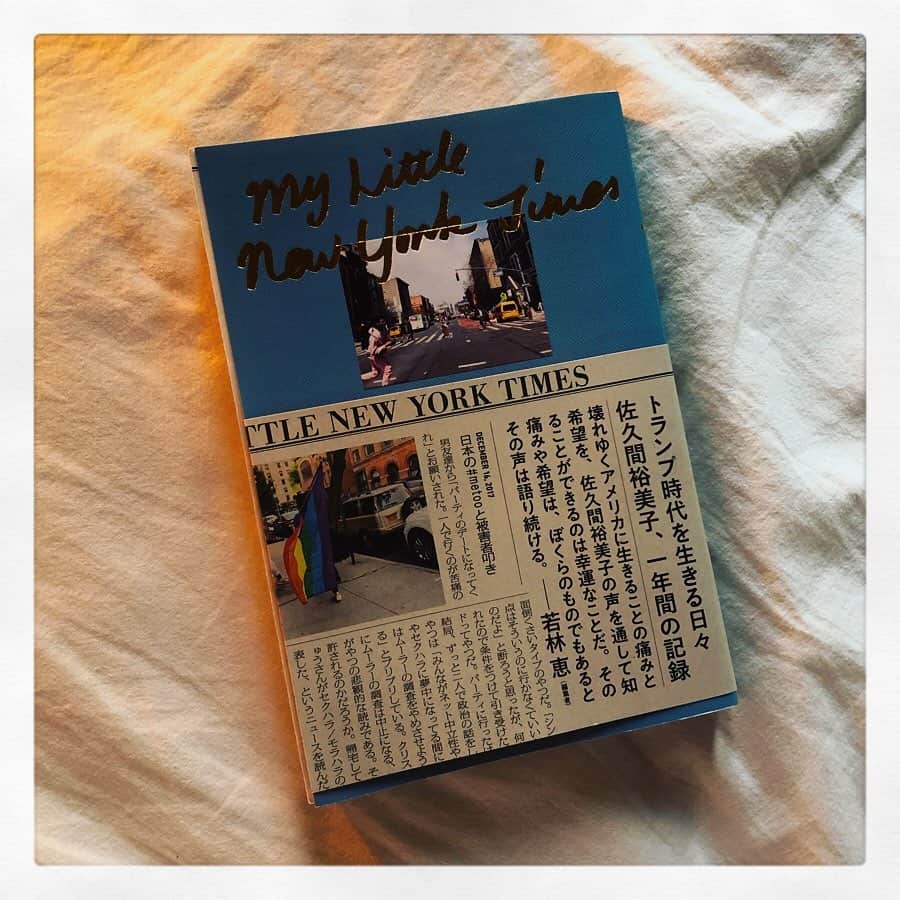 のインスタグラム：「【 #Book_mut 📚】 『My Little New York Times』﻿ #NY のライターの #佐久間裕美子 さんが﻿ 2017年7月からの365日を綴った日記。﻿ 完全に表紙に惹かれ、手に取ってしまったようだ。﻿ なかをめくると新聞のようになっていて、﻿ パッと目を通すような感覚でスッと漂う。﻿ 隙間時間に佐久間さんの1日をめくる。﻿ この瞬間だけはあの日に生きてるような気がした。」