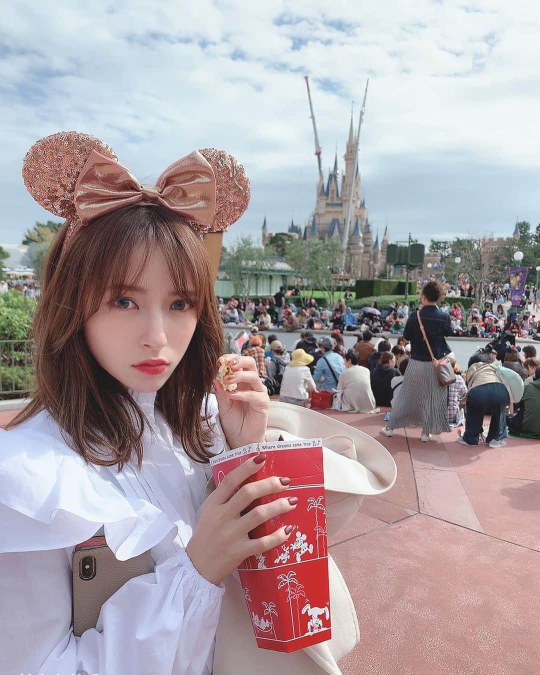 近藤萌恵里のインスタグラム：「いつかのDisney🎈🏰 #tdl  #ポップコーン #寒すぎ #やすすと一緒」