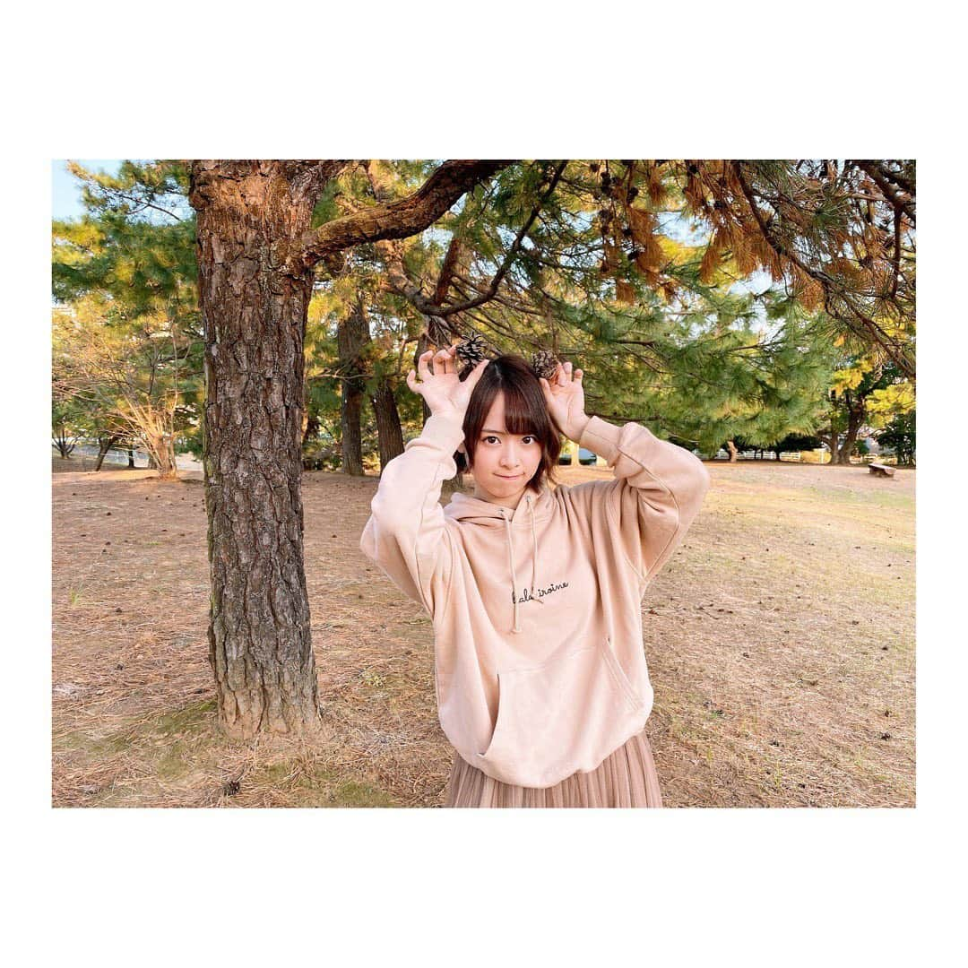 倉野尾成美さんのインスタグラム写真 - (倉野尾成美Instagram)「公園ではしゃぐぴちぴち19歳←☺️ #公園 #まつぼっくり  #紅葉」11月11日 22時18分 - noochan_1108