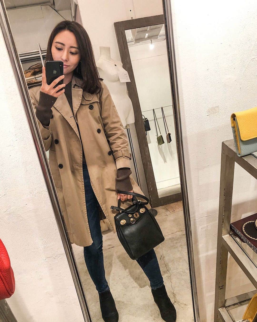 のインスタグラム：「⚜️🇮🇹🇯🇵🖤 at the traditional Florentine leather workshop BRUSCOLI(since 1881)‘s preorder exhibition.  Japanese leather craftsman Minako san took over their workshop in 2016. I was so amazed at her hard work and dedication towards leather crafts🙏🏽✨ I can’t wait to have my custom made clutch bag !! 1881年から続くフィレンツェの金装飾の革工房BRUSCOLIの受注会へ。 なんと日本人の革職人Minakoさんがブルスコリの工房を引き継ぎ、年に数回来日する際、レザーアイテムの受注会をしているとのこと。 私も先月フィレンツェに行ったばかりだったのでイタリア話で盛り上がって楽しかったなぁ♡ 迷った結果、今回はオススメされたクラッチバッグをオーダーメイドしました。(写真は別のバッグ) 革もカラーも組み合わせは自由！ 世界に一つの私だけのクラッチ。 ファストファッションも大好きだけれど こうやって一つ一つにストーリーがあるアイテムを長く大切に使うのって素敵な事だと思うのです☺️ 届くの楽しみ✨ なつこさん、みなこさん、ヴィオラちゃん Grazie !😘⚜️🇮🇹🇯🇵 . #italianleather #leathercraft #theflorentine #italyfashion #tokyo #レザークラフト #フィレンツェ #イタリアファッション #オーダーメイド #革工房」