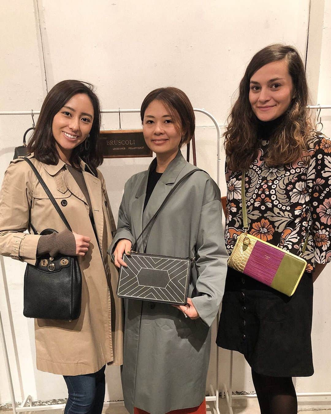 東美樹さんのインスタグラム写真 - (東美樹Instagram)「⚜️🇮🇹🇯🇵🖤 at the traditional Florentine leather workshop BRUSCOLI(since 1881)‘s preorder exhibition.  Japanese leather craftsman Minako san took over their workshop in 2016. I was so amazed at her hard work and dedication towards leather crafts🙏🏽✨ I can’t wait to have my custom made clutch bag !! 1881年から続くフィレンツェの金装飾の革工房BRUSCOLIの受注会へ。 なんと日本人の革職人Minakoさんがブルスコリの工房を引き継ぎ、年に数回来日する際、レザーアイテムの受注会をしているとのこと。 私も先月フィレンツェに行ったばかりだったのでイタリア話で盛り上がって楽しかったなぁ♡ 迷った結果、今回はオススメされたクラッチバッグをオーダーメイドしました。(写真は別のバッグ) 革もカラーも組み合わせは自由！ 世界に一つの私だけのクラッチ。 ファストファッションも大好きだけれど こうやって一つ一つにストーリーがあるアイテムを長く大切に使うのって素敵な事だと思うのです☺️ 届くの楽しみ✨ なつこさん、みなこさん、ヴィオラちゃん Grazie !😘⚜️🇮🇹🇯🇵 . #italianleather #leathercraft #theflorentine #italyfashion #tokyo #レザークラフト #フィレンツェ #イタリアファッション #オーダーメイド #革工房」11月11日 22時14分 - mikko.36___