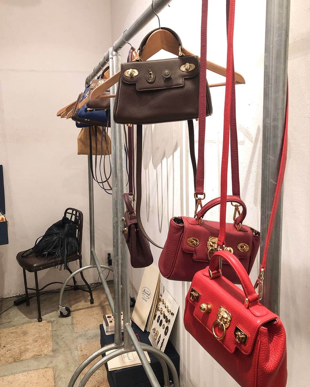 東美樹さんのインスタグラム写真 - (東美樹Instagram)「⚜️🇮🇹🇯🇵🖤 at the traditional Florentine leather workshop BRUSCOLI(since 1881)‘s preorder exhibition.  Japanese leather craftsman Minako san took over their workshop in 2016. I was so amazed at her hard work and dedication towards leather crafts🙏🏽✨ I can’t wait to have my custom made clutch bag !! 1881年から続くフィレンツェの金装飾の革工房BRUSCOLIの受注会へ。 なんと日本人の革職人Minakoさんがブルスコリの工房を引き継ぎ、年に数回来日する際、レザーアイテムの受注会をしているとのこと。 私も先月フィレンツェに行ったばかりだったのでイタリア話で盛り上がって楽しかったなぁ♡ 迷った結果、今回はオススメされたクラッチバッグをオーダーメイドしました。(写真は別のバッグ) 革もカラーも組み合わせは自由！ 世界に一つの私だけのクラッチ。 ファストファッションも大好きだけれど こうやって一つ一つにストーリーがあるアイテムを長く大切に使うのって素敵な事だと思うのです☺️ 届くの楽しみ✨ なつこさん、みなこさん、ヴィオラちゃん Grazie !😘⚜️🇮🇹🇯🇵 . #italianleather #leathercraft #theflorentine #italyfashion #tokyo #レザークラフト #フィレンツェ #イタリアファッション #オーダーメイド #革工房」11月11日 22時14分 - mikko.36___