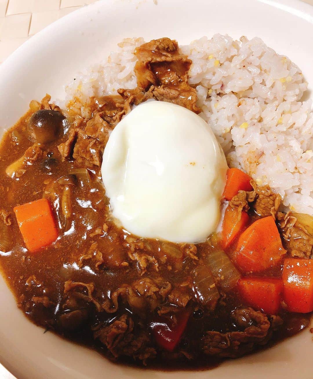 池田彩さんのインスタグラム写真 - (池田彩Instagram)「映えないからあまり作った料理を載せないのだけれど🍛 料理できますアピールしとく。 #ビーフシチュー #cooking #料理 #趣味　#笑 #温玉　#レンチン」11月11日 22時15分 - aya_ikeda_official