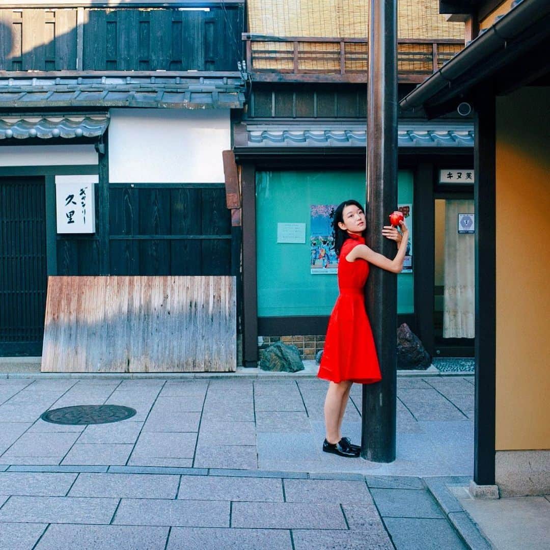 hiderin777のインスタグラム：「京都路地裏。 . . . 京都を歩く時は旅行本とかあまり読まずに路地裏にぐいぐい入っていくのが楽しい。 思わぬところにいろんな発見があったりする🍎 . . . #carlzeiss  #distagon  #35mm  #祇園  #35mmf14」