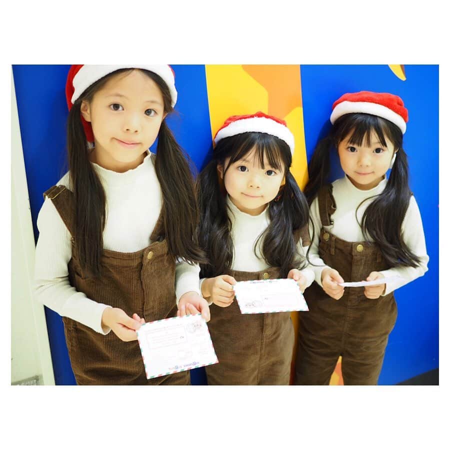 Yukiさんのインスタグラム写真 - (YukiInstagram)「もう街はすっかりクリスマスらしくなってきましたね(o^^o)♥️ 三姉妹も気になってきたのが🎅🏼🎄クリスマス✨  トナカイ🦌を意識したコーデでトイザらス @toysrus_jp に行ってきました😊  トイザらスで日本で唯一✨ 本物のサンタさんへのお手紙が投函できます(o^^o)  集まったハガキはトイザらスさんが国際サンタクロース協会に、届けてくれます✩.*˚ 三姉妹も書いて投函しに行くつもりが、お店のカタログを見たらまた気になって持ち帰りましたww  12/3までポストが設置されてるのでぜひ投函してみてください🥰  ちょうどジェフリーくんにも会えて大喜びでした🥰🎀 #トイザらスサンタポスト　 #トイザらス #ベビーザらス #サンタ #クリスマスプレゼント #PR #双子 #三姉妹 #トナカイコーデ」11月11日 22時27分 - yukikuu96