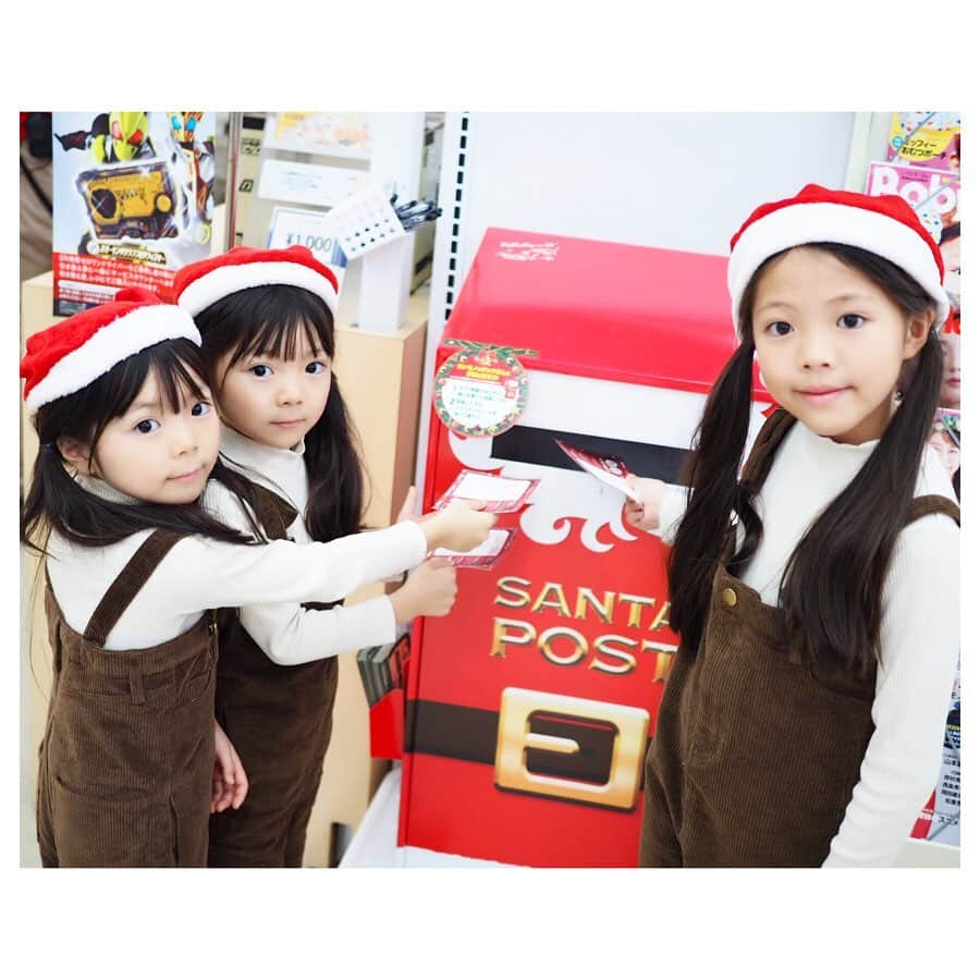 Yukiさんのインスタグラム写真 - (YukiInstagram)「もう街はすっかりクリスマスらしくなってきましたね(o^^o)♥️ 三姉妹も気になってきたのが🎅🏼🎄クリスマス✨  トナカイ🦌を意識したコーデでトイザらス @toysrus_jp に行ってきました😊  トイザらスで日本で唯一✨ 本物のサンタさんへのお手紙が投函できます(o^^o)  集まったハガキはトイザらスさんが国際サンタクロース協会に、届けてくれます✩.*˚ 三姉妹も書いて投函しに行くつもりが、お店のカタログを見たらまた気になって持ち帰りましたww  12/3までポストが設置されてるのでぜひ投函してみてください🥰  ちょうどジェフリーくんにも会えて大喜びでした🥰🎀 #トイザらスサンタポスト　 #トイザらス #ベビーザらス #サンタ #クリスマスプレゼント #PR #双子 #三姉妹 #トナカイコーデ」11月11日 22時27分 - yukikuu96