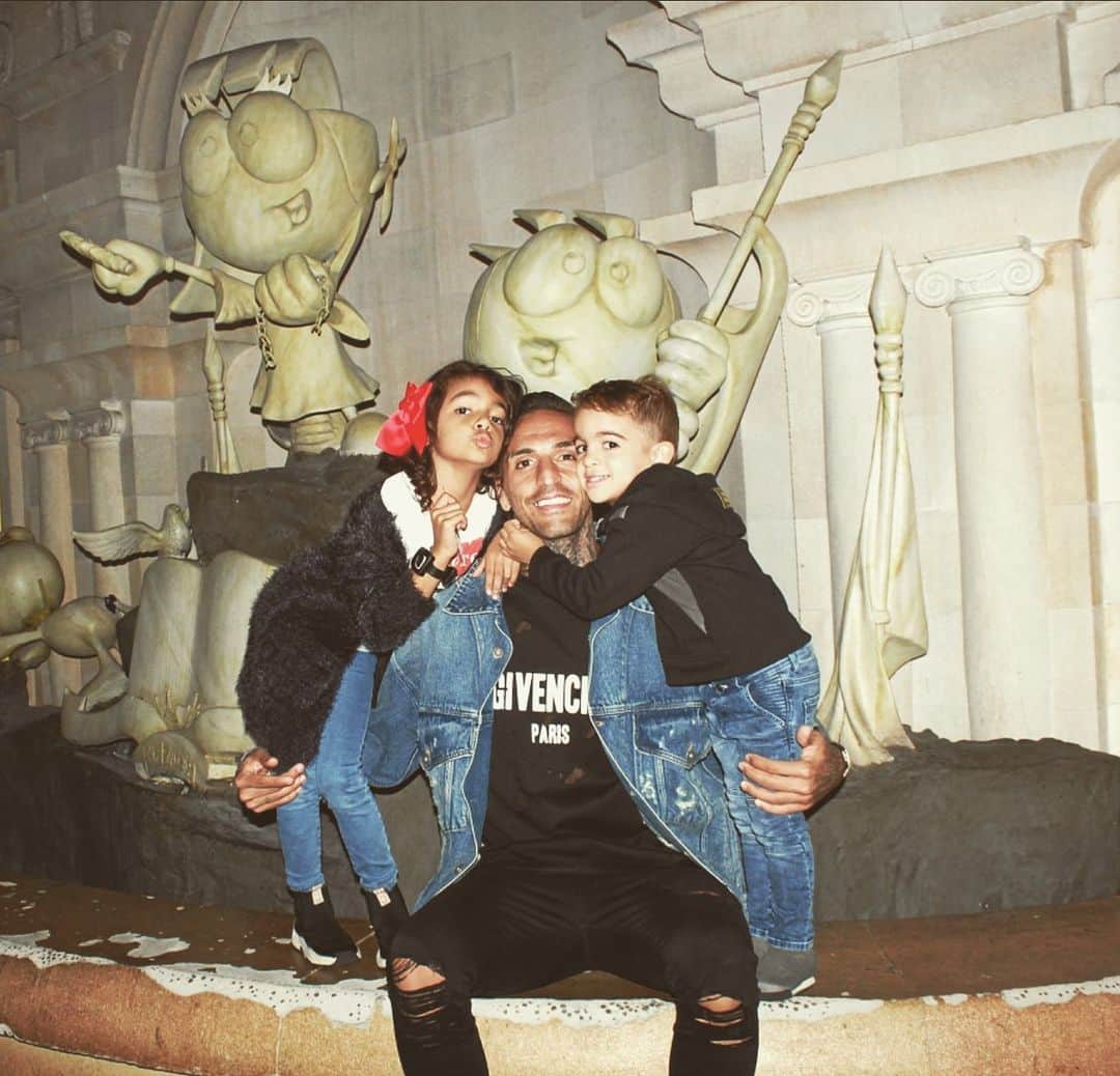 ミゲル・ロペスのインスタグラム：「Tudo na minha vida é por eles! Meus filhos, meu orgulho, eu quero tanto que sejam felizes, e farei o que for possível para isso ! Carrego os meus filhos sempre comigo no coração, não deixo de pensar neles nem por um minuto. Eles são a melhor coisa da minha vida. Pai babado 🤤As saudades eram muitas! Amo-vos muito! ❤️😍」