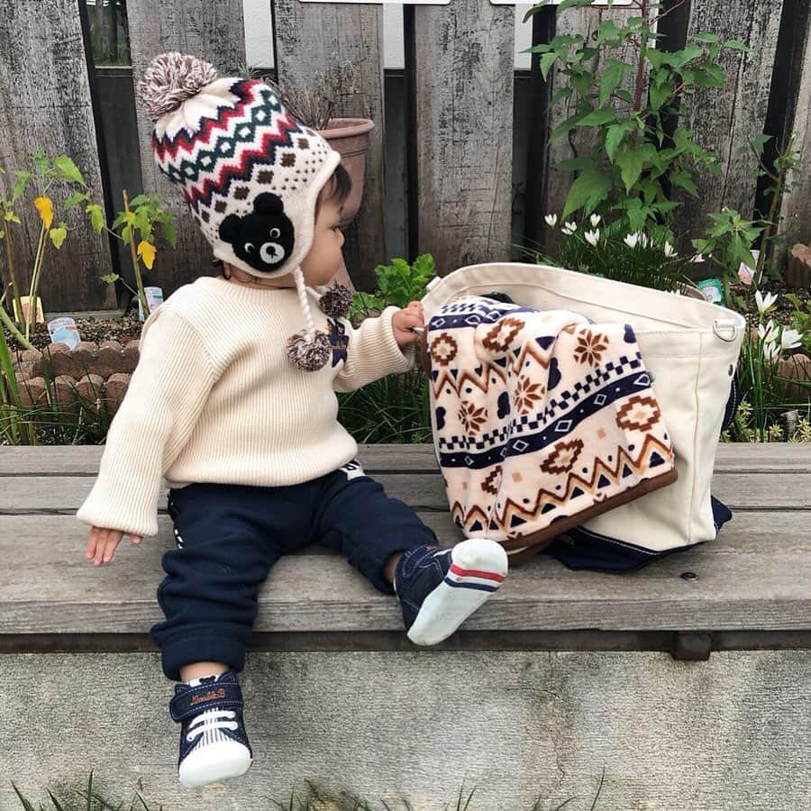 MIKI HOUSE ミキハウスさんのインスタグラム写真 - (MIKI HOUSE ミキハウスInstagram)「ダブルB ニットコーデで冬のお外遊び♪ 寒い日のコーディネートにはお耳までカバーできるニット帽をプラス◎帽子のお耳に付いたマスコット大やきな梵天が、ダブルB好きにはたまらないデザインです。  #mikihouse #double_b #kidsfashion #kidsshoes #babywearing #kidsstyle #wintergift #ミキハウス #ダブルb #キッズファッション #ニット帽 #キッズニット帽 #男の子ママ #女の子ママ #赤ちゃんのいる生活 #子どものいる暮らし #育児ママ #育児 #新米ママ #ベビーギフト」11月11日 22時26分 - mikihouse.official