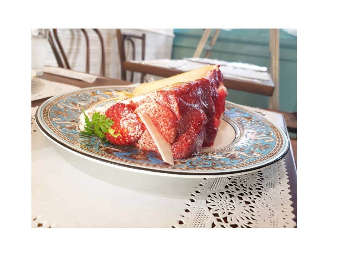本田珠規のインスタグラム：「こんな華やかなシフォンケーキ初めて見た😍 . 材料もひとつひとつこだわりがあって、 添加物、保存料不使用なのも嬉しい💓 . 浜松の人気店をcloseして、 目黒区・都立大学に移転されたそう😍 . しっとりふわふわのシフォンとたっぷりのクリームが美味しかった😋 . . #シフォンケーキ#🍰 #シフォンケーキ専門店 #手作りシフォンケーキ #柿の木坂シフォン #しっとりシフォン #ケーキ#sweets#cake #都立大学#目黒区#都立大学カフェ #新店舗」