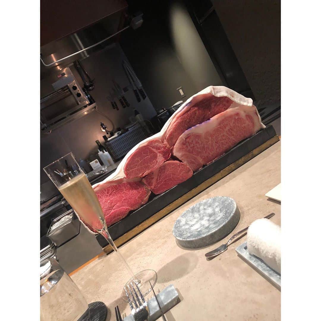のインスタグラム：「・ 🎉31st birthday🎉 先日31歳になり　 夫にお祝いしてもらいました✨ お肉が大好きなので 前菜からメインまで お肉づくしのフルコース♡ 神戸牛？のシャトーブリアンと サーロインの食べ比べは どっちもとても美味しくて とーーっても幸せ🐂❤️」
