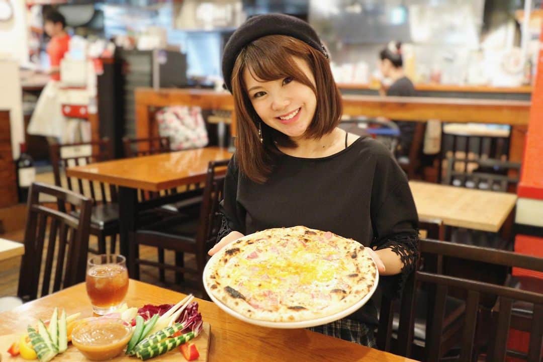 長谷川真美さんのインスタグラム写真 - (長谷川真美Instagram)「🍕💕 ・ このピザ美味しかったな😋✨ 生地から手作りのモチモチ釜焼きピザ🙌 息子はち君も大喜びな #ビスマルク 💕 ・ #八丁堀 にある #イタリアン #ハチョボリーノ @hachoboriino ・ 赤と白のポップで可愛い店内で 子連れにもオススメなお店でした😍❤️ ・ MAAMIのインスタみた又は @closer_gourmet 見た！で サービスがあるみたいだよ😙✨ ・ 詳しくは↓↓↓↓↓ @closer_gourmet みてね💗 ・ #八丁堀グルメ #八丁堀ランチ #グルメ #子連れごはん #子連れディナー #子連れランチ」11月11日 22時25分 - maami.hase