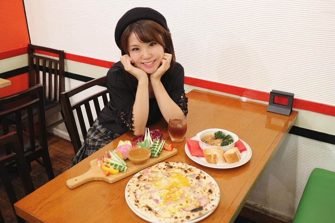 長谷川真美さんのインスタグラム写真 - (長谷川真美Instagram)「🍕💕 ・ このピザ美味しかったな😋✨ 生地から手作りのモチモチ釜焼きピザ🙌 息子はち君も大喜びな #ビスマルク 💕 ・ #八丁堀 にある #イタリアン #ハチョボリーノ @hachoboriino ・ 赤と白のポップで可愛い店内で 子連れにもオススメなお店でした😍❤️ ・ MAAMIのインスタみた又は @closer_gourmet 見た！で サービスがあるみたいだよ😙✨ ・ 詳しくは↓↓↓↓↓ @closer_gourmet みてね💗 ・ #八丁堀グルメ #八丁堀ランチ #グルメ #子連れごはん #子連れディナー #子連れランチ」11月11日 22時25分 - maami.hase