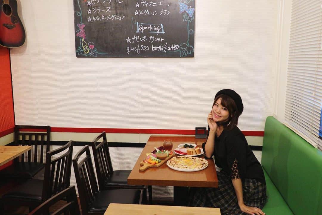 長谷川真美さんのインスタグラム写真 - (長谷川真美Instagram)「🍕💕 ・ このピザ美味しかったな😋✨ 生地から手作りのモチモチ釜焼きピザ🙌 息子はち君も大喜びな #ビスマルク 💕 ・ #八丁堀 にある #イタリアン #ハチョボリーノ @hachoboriino ・ 赤と白のポップで可愛い店内で 子連れにもオススメなお店でした😍❤️ ・ MAAMIのインスタみた又は @closer_gourmet 見た！で サービスがあるみたいだよ😙✨ ・ 詳しくは↓↓↓↓↓ @closer_gourmet みてね💗 ・ #八丁堀グルメ #八丁堀ランチ #グルメ #子連れごはん #子連れディナー #子連れランチ」11月11日 22時25分 - maami.hase