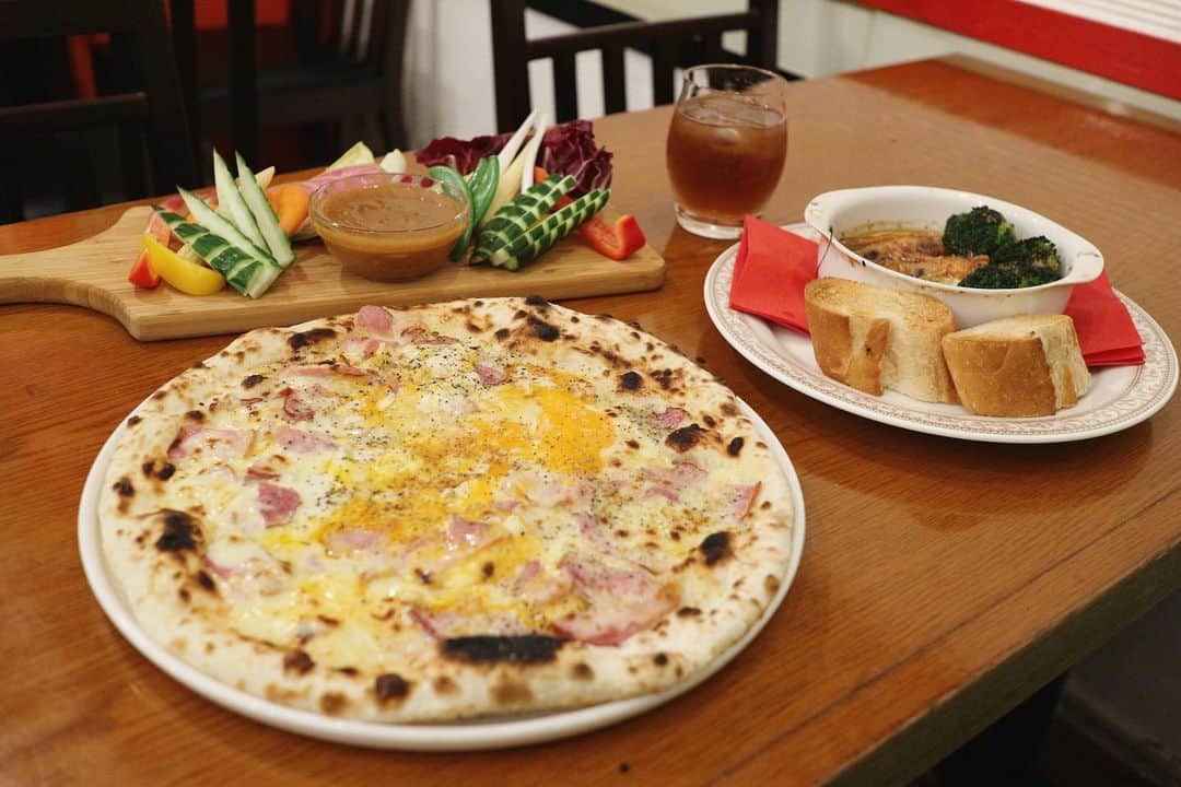 長谷川真美さんのインスタグラム写真 - (長谷川真美Instagram)「🍕💕 ・ このピザ美味しかったな😋✨ 生地から手作りのモチモチ釜焼きピザ🙌 息子はち君も大喜びな #ビスマルク 💕 ・ #八丁堀 にある #イタリアン #ハチョボリーノ @hachoboriino ・ 赤と白のポップで可愛い店内で 子連れにもオススメなお店でした😍❤️ ・ MAAMIのインスタみた又は @closer_gourmet 見た！で サービスがあるみたいだよ😙✨ ・ 詳しくは↓↓↓↓↓ @closer_gourmet みてね💗 ・ #八丁堀グルメ #八丁堀ランチ #グルメ #子連れごはん #子連れディナー #子連れランチ」11月11日 22時25分 - maami.hase