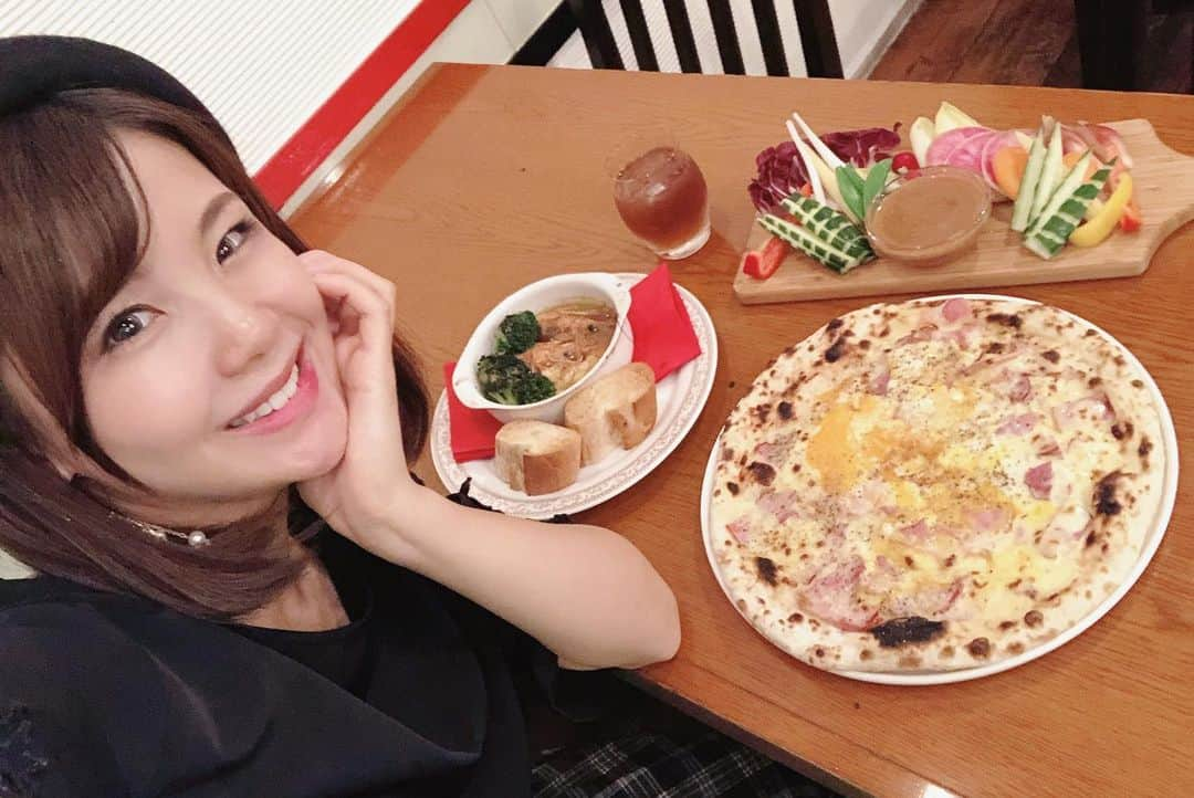 長谷川真美さんのインスタグラム写真 - (長谷川真美Instagram)「🍕💕 ・ このピザ美味しかったな😋✨ 生地から手作りのモチモチ釜焼きピザ🙌 息子はち君も大喜びな #ビスマルク 💕 ・ #八丁堀 にある #イタリアン #ハチョボリーノ @hachoboriino ・ 赤と白のポップで可愛い店内で 子連れにもオススメなお店でした😍❤️ ・ MAAMIのインスタみた又は @closer_gourmet 見た！で サービスがあるみたいだよ😙✨ ・ 詳しくは↓↓↓↓↓ @closer_gourmet みてね💗 ・ #八丁堀グルメ #八丁堀ランチ #グルメ #子連れごはん #子連れディナー #子連れランチ」11月11日 22時25分 - maami.hase