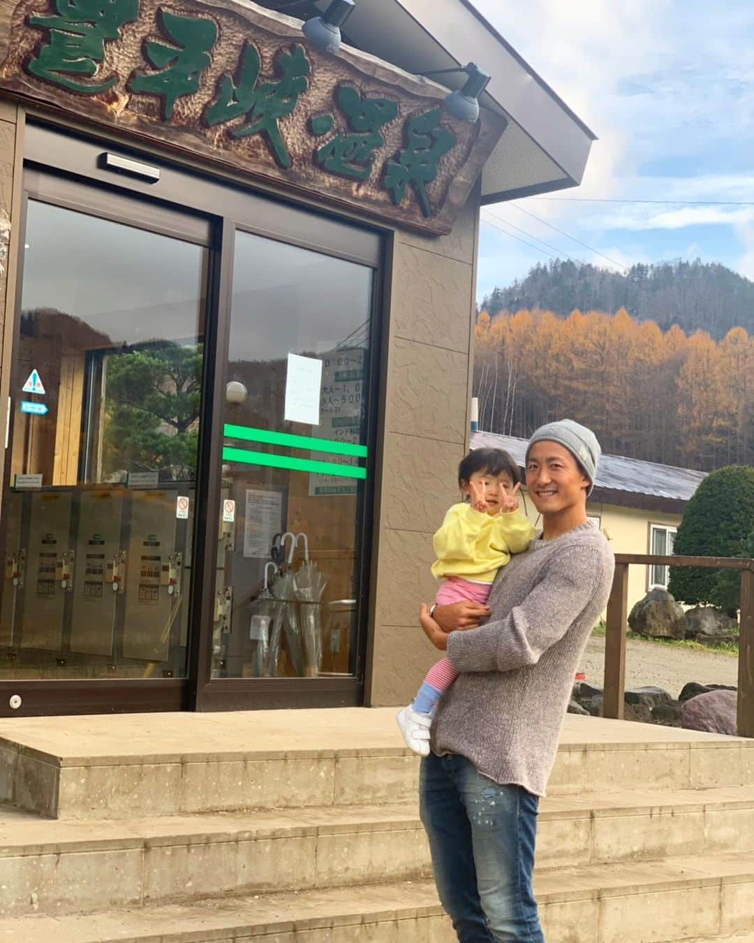 都倉賢のインスタグラム：「久々の豊平峡温泉♨️ 相変わらずの最高だったなぁ〜😊 今回も　#都倉ワイナリー　へ仕込みに行ったので1泊2日と弾丸でしたが、そんなプランでも十分に行ける距離の日帰り温泉ランキング世界一だと思います！！！ よく札幌時代に友達から 「今函館なんだけどお茶しない？」 なんて距離感全くわかってない連絡がよくきましたが…  安心してください、豊平峡温泉の距離感は絶妙でして札幌から車で1時間弱くらいで着きますよ！  そしてなんといっても温泉の後のインドカレーがまた最高なんだなー😊  えっ？なんでカレー？？って思うと思うのですが、騙されたと思って食べてくださいねー！  そんなわけでそろそろ季節的にも雪見温泉出来る季節がやってきますねー❄️ また弾丸でこーよおっと！！！」
