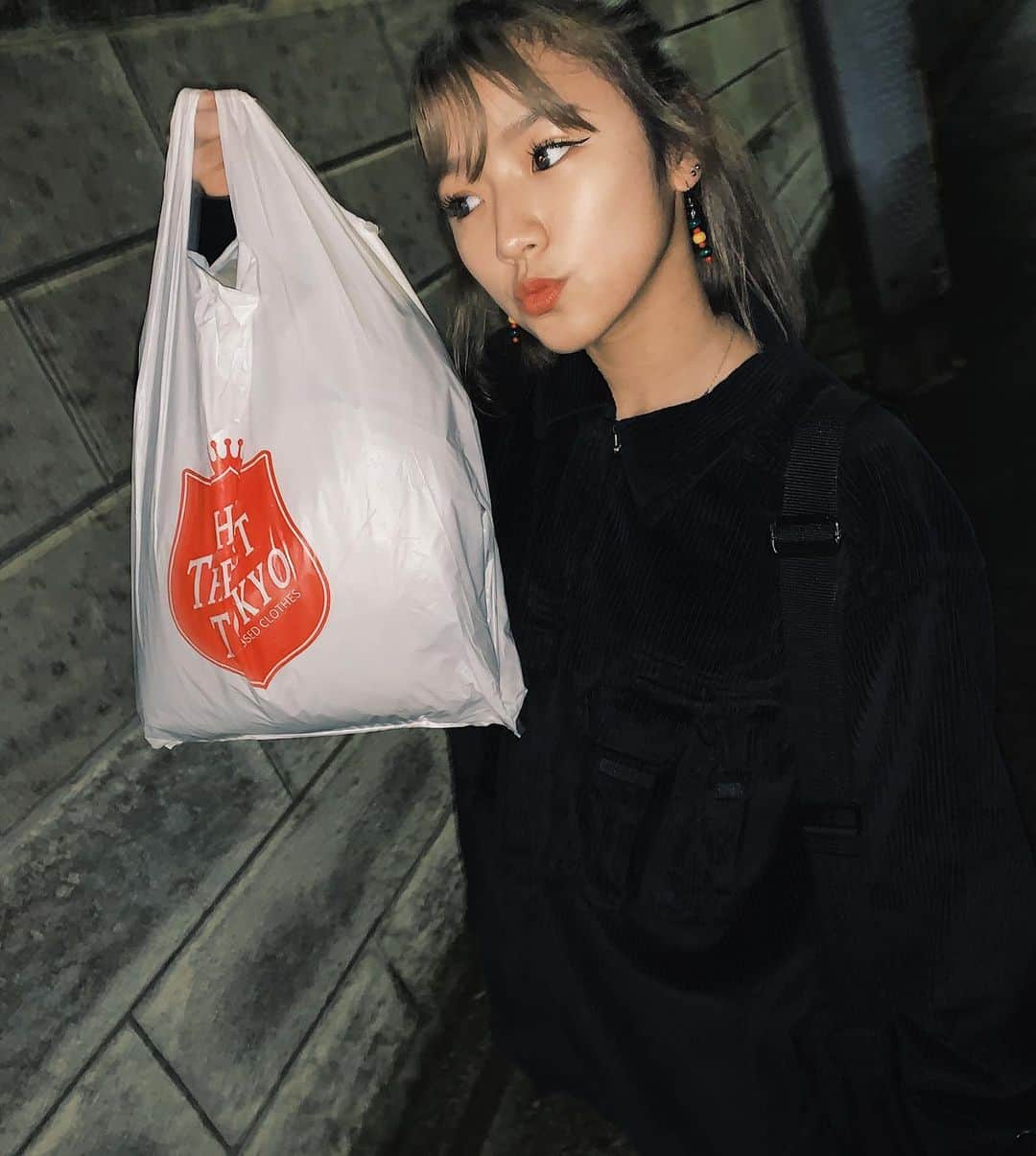 のインスタグラム：「@thrift_tokyo ♥️♥️♥️ マイメン @rin_leaders のオススメ買いましてん、うれぴっありがとう;) みんなスリフト行ってみて〜〜まじかわいいから〜❤︎ 良いの買えた帰り道はキラキラロード🌂🌕」
